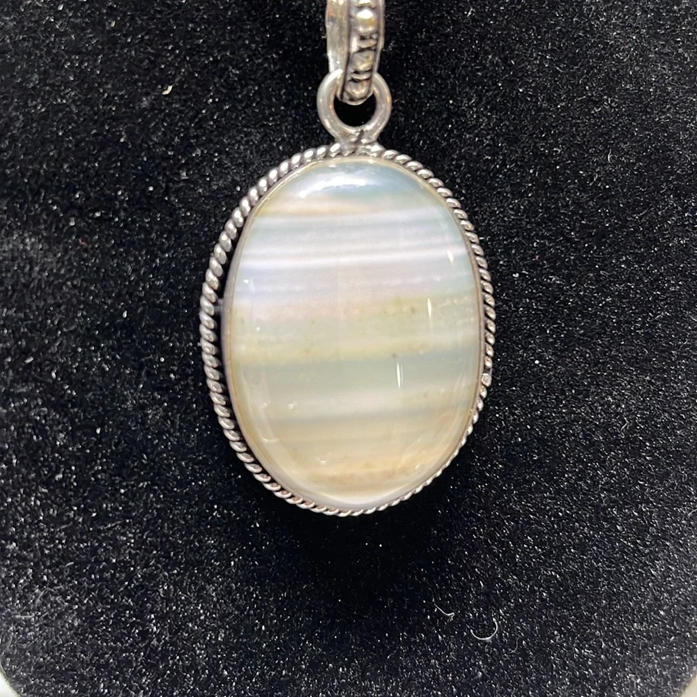 HANDMADE WHITE AGATE SILVER PENDANT WITH 925 SILVER CHAIN
NWT - Picture 4 of 8